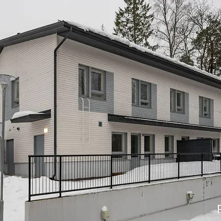 Huoneisto Terassilla & Parkkipaikalla Lägenhet *